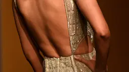 Aktris Bollywood Diana Penty berpose mempersembahkan kreasi desainer Pallavi Mohan pada hari pertama FDCI x Lakme Fashion Week di Mumbai pada 12 Oktober 2022. Diana Penty adalah seorang peragawati dan aktris film India yang muncul dalam film-film Bollywood. (AFP/Punit Paranjpe)