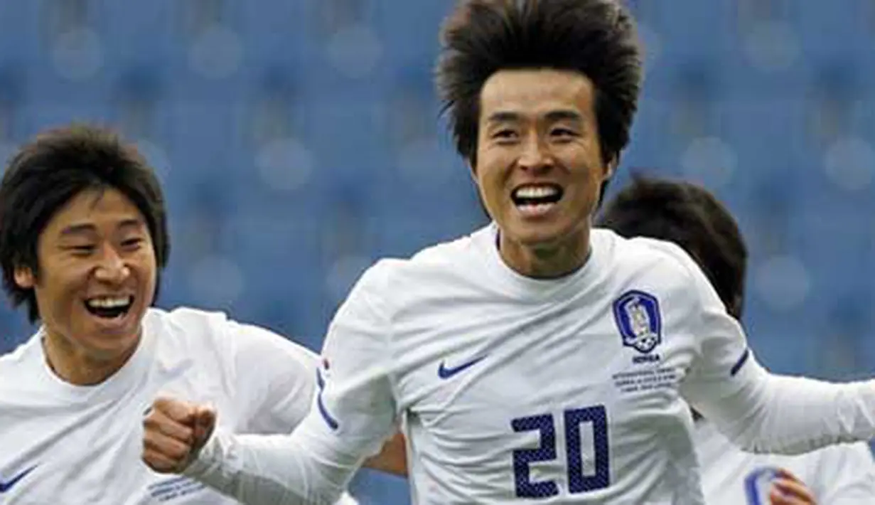Selebrasi striker Korea Selatan, Lee Dong-Gook (tengah) seusai menjebol gawang Pantai Gading di laga persahabatan yang berlangsung di Loftus Road Stadium, 3 Maret 2010. Korsel unggul 2-0. AFP PHOTO / GLYN KIRK