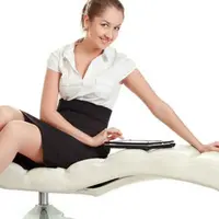 Trik memakai rok pendek ke kantor. (shutterstock)