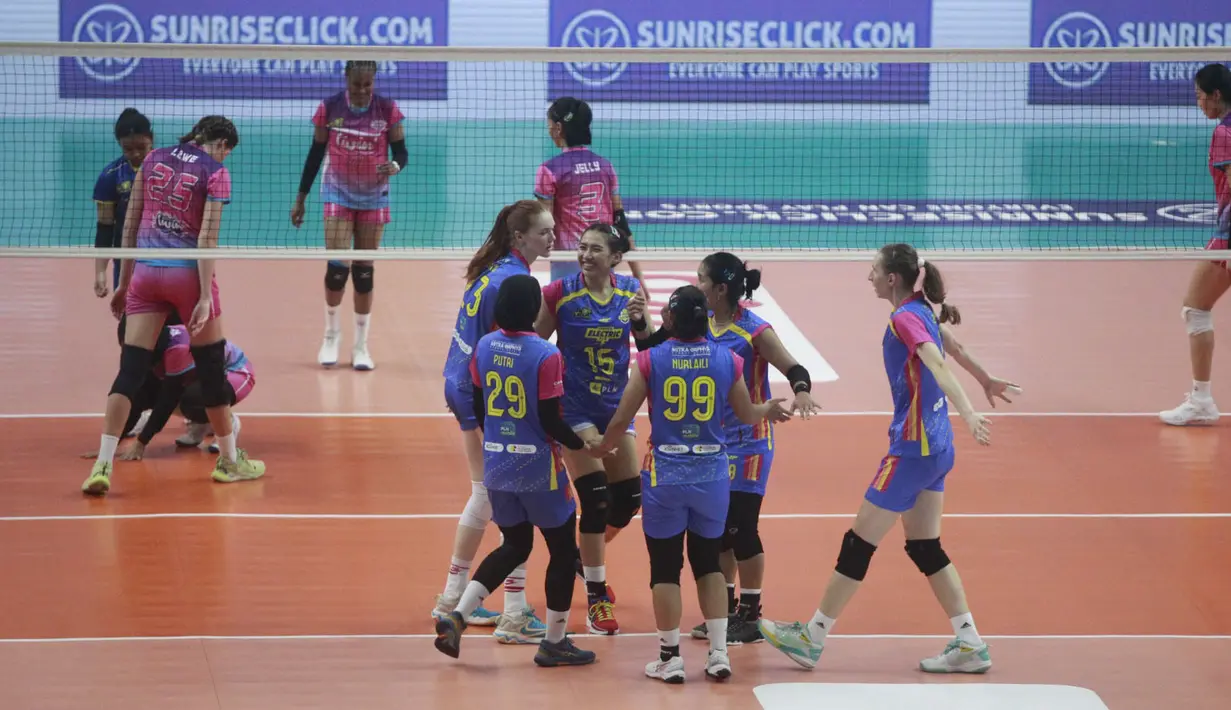 <p>Selebrasi para pemain Jakarta Electric PLN setelah mencetak angka saat menghadapi Jakarta Livin Mandiri pada laga seri kedua putaran kedua PLN Mobile Proliga 2024 di GOR Si Jalak Harupat, Kabupaten Bandung, Jumat (7/6/2024). Jakarta Electric PLN menang 3-0 (25-19, 25-22, 26-24). (Dok. PBVSI)</p>