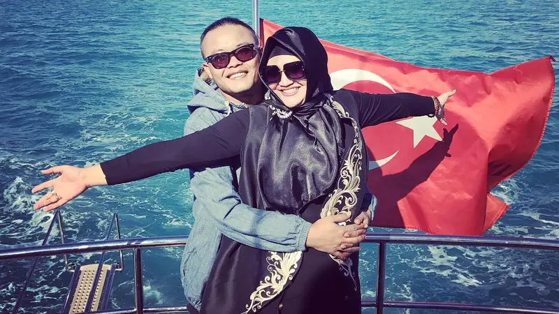 [Bintang] Dikabarkan Bercerai, Ini 8 Foto Kebersamaan Sule dan Lina