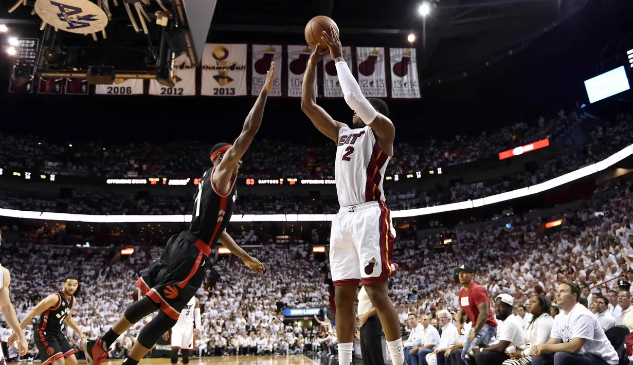 Miami Heat forward, Joe Johnson (2) melakukan tembakan saat dihadang Raptors forward, Terrence Ross (31)  pada NBA Playoffs 2016 di American Airlines Arena, Miami, Florida (10/5/2016). (Mandatory Credit: Steve Mitchell-USA TODAY Sports)