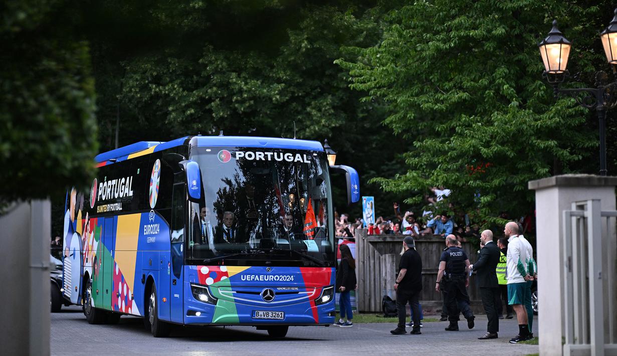Bus yang membawa Timnas Portugal tiba di hotel tempat menginap jelang Euro 2024 di Harsewinkel, Jerman, Rabu (13/06/2024) waktu setempat. (AFP/Patricia De Melo Moreira)