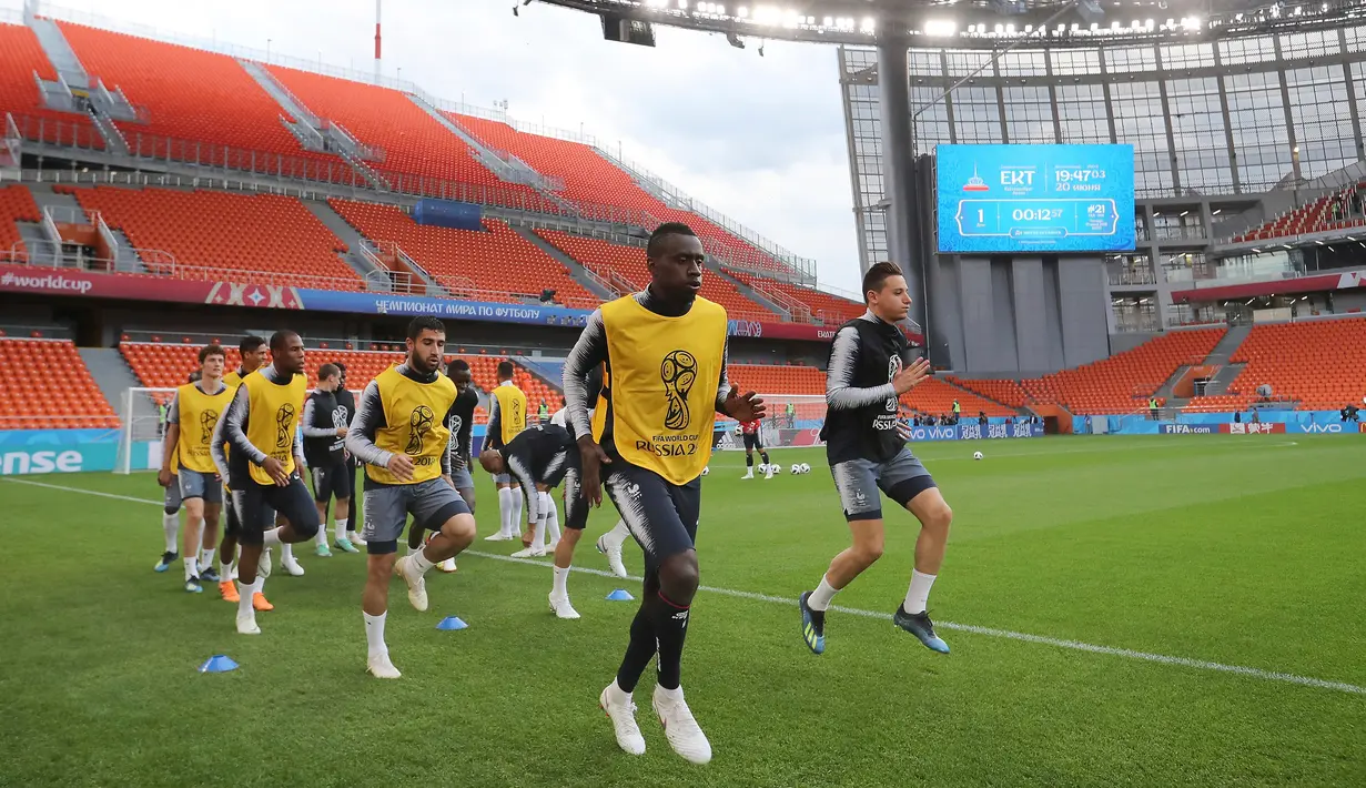 Para pemain Prancis melakukan pemanasan saat mengikuti latihan di Yekaterinburg, Rusia, (20/6). Prancis akan menghadapi Peru paada pertandingan lanjutan grup C Piala Dunia 2018. (AP Photo / David Vincent)