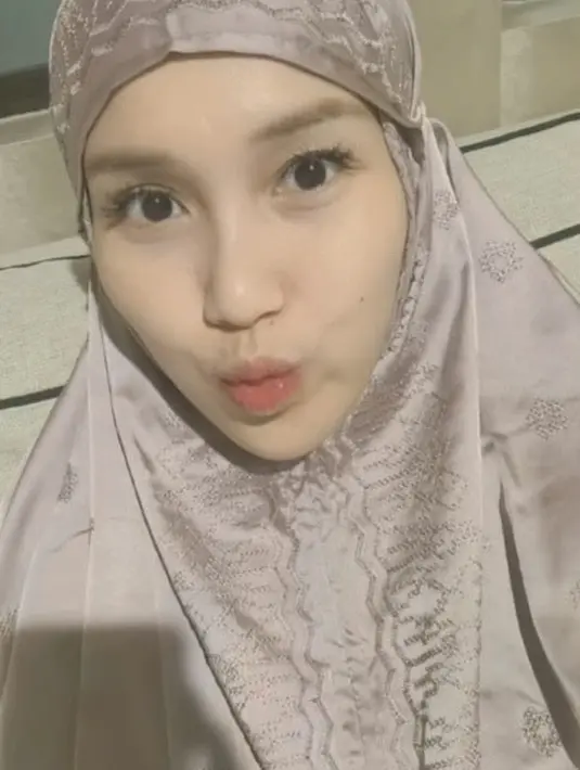Begitu pun dengan riasan matanya, yang terlihat hanya bulu mata extension yang tidak terlalu lebat. [@ayutingting92]