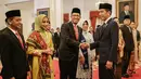 Presiden Joko Widodo (kanan) memberikan ucapan selamat kepada pejabat baru Menkumham Supratman Andi Agtas yang dilantik di Istana Negara, Jakarta, Senin (19/8/2024). (Yasuyoshi CHIBA / AFP)