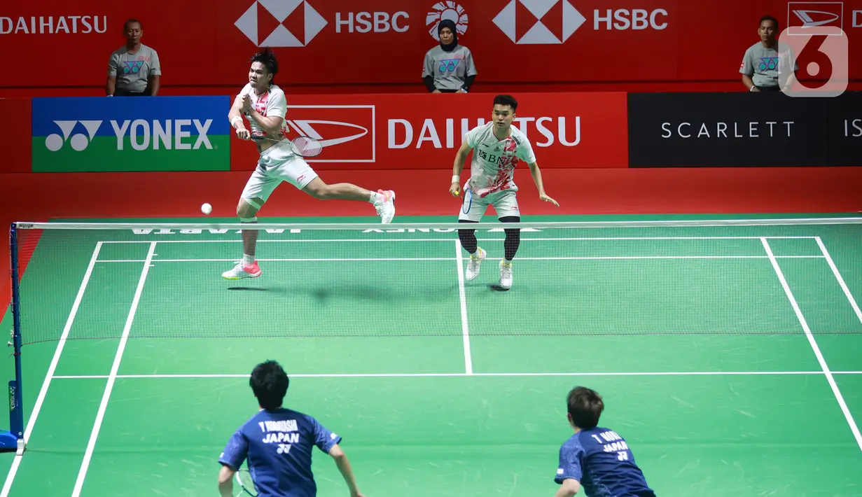 Ganda putra Indonesia, Leo Rolly Carnando/Daniel Marthin, saat melawan wakil Jepang, Takuro Hoki/Yugo Kobayashi pada laga semifinal Indonesia Masters 2023 di Istora Senayan, Jakarta, Sabtu (28/1/2023). Wakil Indonesia itu menang dengan skor 18-21, 21-17, 21-3. (Bola.com/M Iqbal Ichsan)