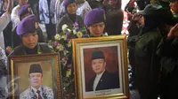 Peti jenazah Sulistyo saat akan dimakamkan di Semarang, Selasa (15/4). Sulistyo merupakan salah satu korban yang tewas dari peristiwa kebakaran RSAL Mintohardjo tersebut. (Gholib)