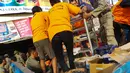 Petugas Satpol PP pun membantu pemilik toko mengevakuasi barang dagangannya. Sebanyak tiga truk milik Dinas Pekerjaan Umum DKI disiagakan untuk membantu pemindahan barang, Jakarta, Rabu (27/8/2014) (Liputan6.com/Faizal Fanani)