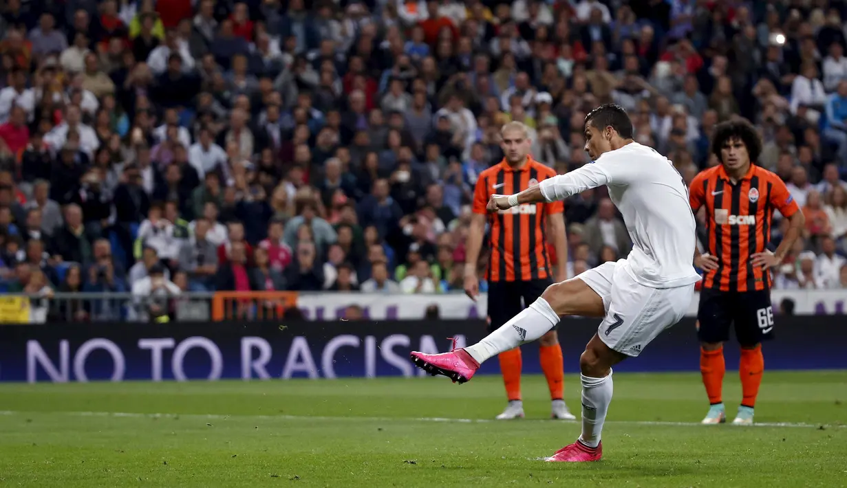 Cristiano Ronaldo saat mencetak gol melalui penalti ke gawang Shaktar Donetsk di laga Grup A Liga Champions yang berlangsung di Stadion Santiago Bernabeu, Madrid, Spanyol. Rabu (16/9/2015) dini hari WIB. (Reuters/Juan Medina)
