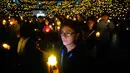 Diiringi lagu-lagu pujian yang penuh sukacita, rangkaian kebaktian Malam Natal ini berlangsung khidmat. Tampak dalam foto, orang-orang memegang lilin elektrik selama kebaktian Malam Natal di Indonesia Arena, Kompleks Gelora Bung Karno, Jakarta, Rabu 24 Desember 2025. (AP Photo/Tatan Syuflana)