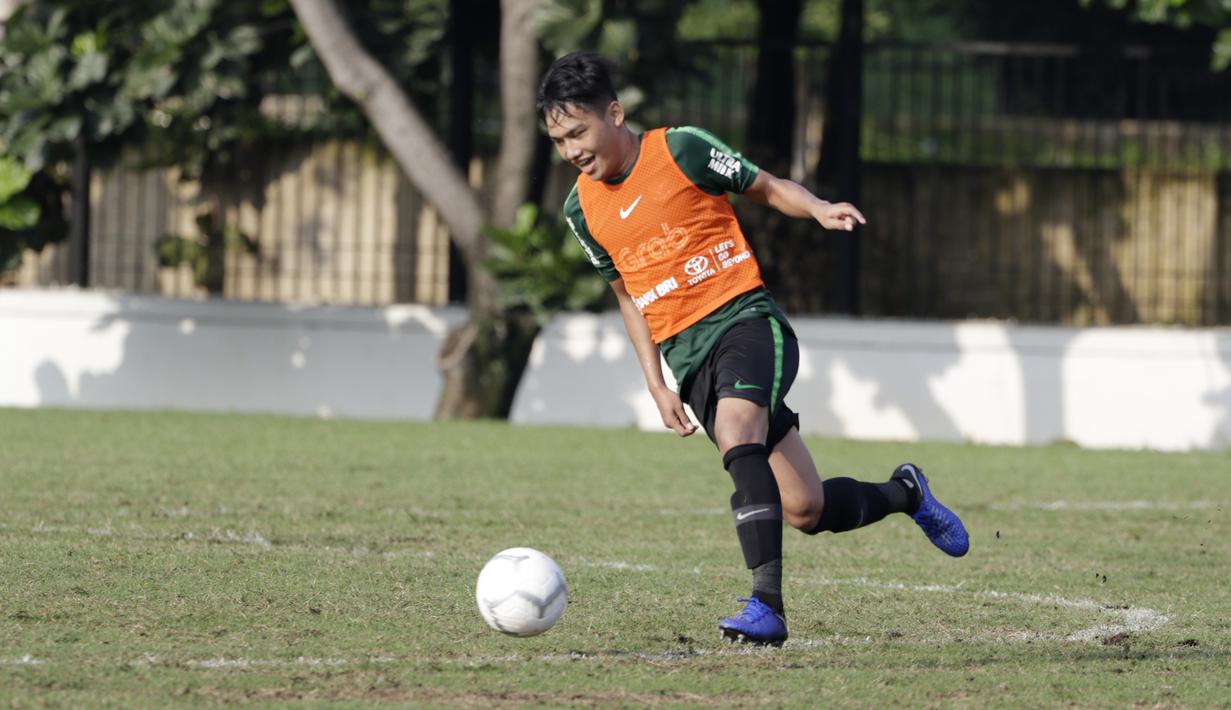 Pemain Timnas Indonesia U-22, Witan Sulaeman, menggiring bola saat latihan di Lapangan ABC, Senayan, Jakarta, Sabtu (12/1). Witan menjadi pemain termuda dalam seleksi Timnas Indonesia U-22 dengan usia 17 tahun. (Bola.com/M Iqbal Ichsan)