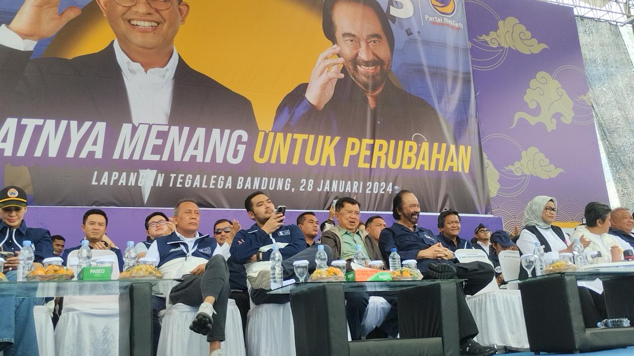 Ketua Umum (Ketum) Partai NasDem Surya Paloh turun gunung mendampingi Calon Presiden (Capres) nomor urut 01 Anies Baswedan dalam kampanye akbar di Bandung, Jawa Barat (Jabar).