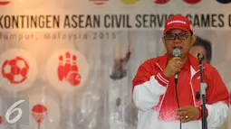 Sesmenpora, Alfitra Salam memberikan arahan pada pelepasan kontingen Asean Civil Service Games 2015 di Wisma Kemenpora Jakarta, Rabu (11/11/2015). 55 atlet PNS dari berbagai instansi akan berlaga di ACSG 2015 Malaysia. (Liputan6.com/Helm Fithriansyah)