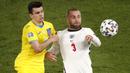Bek Timnas Inggris Luke Shaw (kanan) tampil mempesona pada pertandingan kali ini. Gol ketiga The Three Lions lagi-lagi melaluin andil umpan matangnya ke jantung pertahanan Ukraina. (Foto: AP/Pool/Alessandro Garofalo)