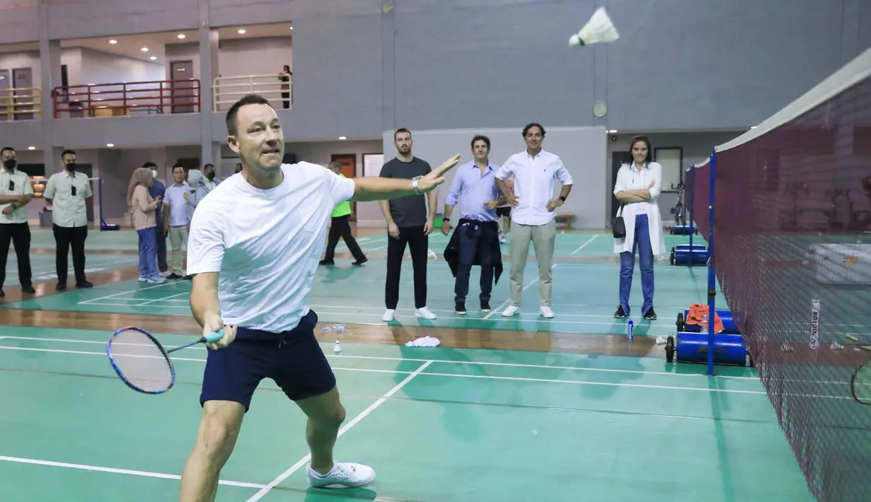 Eks kapten Chelsea tersebut rupanya memiliki basic yang cukup baik dalam bermain tepok bulu karena saat sekolah dulu dia mengikuti ekstrakulikuler bulutangkis. (Twitter/@INABadminton)