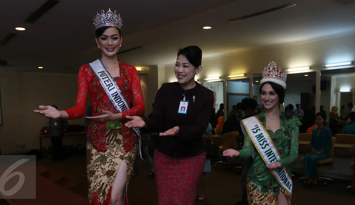 Miss Internasional 2015, Edymar Martinez (kanan) dan Putri Indonesia 2016, Kezia Roslin mencoba gaya salam pramugari garuda Indonesia, Jakarta, (22/2).Mereka juga melakukan serangkaian kunjungan ke beberpa daerah. (Liputan6.com/Herman Zakharia)