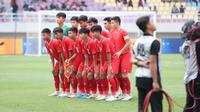 Starting XI Timnas Vietnam U-16 berfoto bersama jelang menghadapi Timnas Indonesia U-16 pada laga perebutan tempat ketiga Piala AFF U-16 2024 di Stadion Manahan, Solo, Rabu (3/7/2024). (Bola.com/Abdul Aziz)