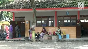 Sejumlah wali murid menjaga anak mereka di sekolah sepanjang hari. Hal tersebut dilakukan akibat adanya pelecehan seksual yang dilakukan guru honorer.