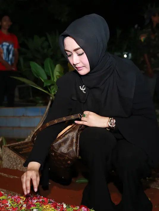 Sebagai tetangga, Eddies Adelia, turut mengantarkan pemakaman Budi Anduk di TPU Kemang, Jaticempaka, Bekasi (11/1/2016). (Deki Prayoga/Bintang.com)