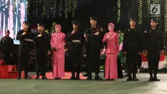 Kapolri Jenderal Tito Karnavian bersama istri Tri Suswati foto bersama dengan rekan-rekannya saat HUT Korps Brimob ke-73 di Mako Brimob Polri, Kelapa Dua, Depok, Jawa Barat (14/11). (Liputan6.com/Herman Zakharia)