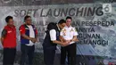 Gubernur DKI Jakarta Anies Baswedan membubuhkan tanda tangan di atas prasasti saat soft launching fasilitas pejalan kaki dan pesepeda pada proyek pembangunan dan penataan kawasan Semanggi di Taman Semanggi, Jakarta, Rabu (12/10/2022). (Liputan6.com/Herman Zakharia)