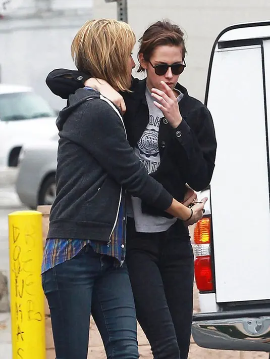 Keduanya pun kerap bergandengan dan menghabiskan waktu bersama di tengah kesibukan Kristen Stewart. (mirroruk/Bintang.com)