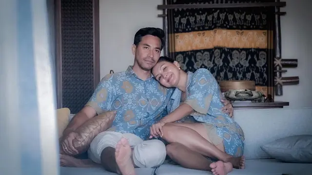 6 Potret Darius Sinathrya dan Donna Agnesia Pakai Baju Couple, Kompak Banget