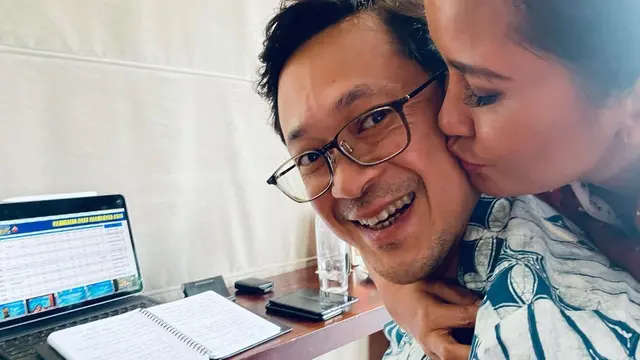 7 Potret Mesra Titi Radjo Padmaja dan Suami yang Jarang Tersorot