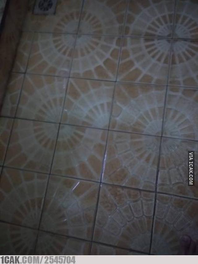 6 Potret Lantai Kamar Mandi Ini Nyeleneh, Enggak Habis Pikir