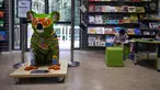 Patung koala terlihat di toko di cagar alam nasional Port Macquarie, New South Wales, Australia (7/10/2020). Sebuah acara bertajuk Hello Koalas Sculpture Trail menampilkan 77 patung koala di berbagai lokasi radius 10 km, digelar di kota pesisir tersebut untuk menarik wisatawan. (Xinhua/Bai Xuefei)