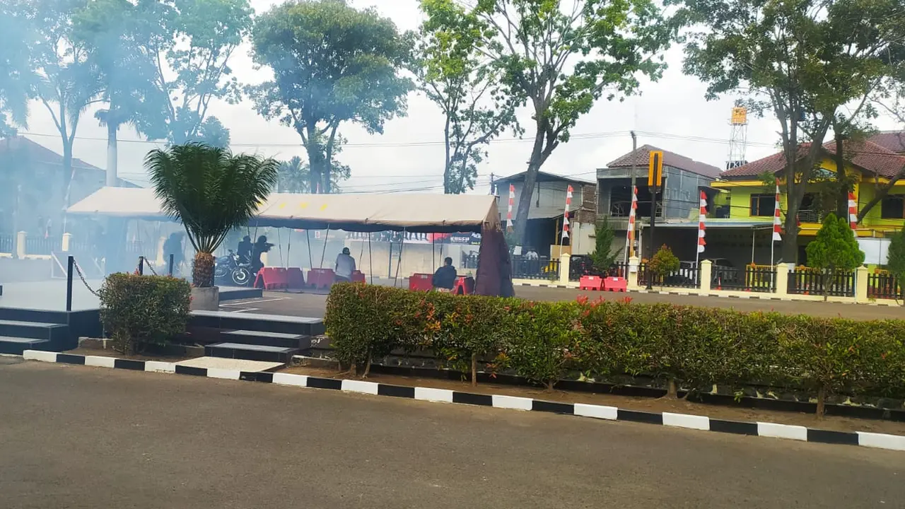 ‘Duarrr’ sebuah peledak berdaya ledak rendah langsung membuyarkan konsentrasi para pengunjung saat peluncuran Tim Khusus Sancang Anti Premanisme dan Narkoba' di Polres Garut, Jawa Barat siang tadi.