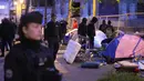 Dalam operasi sebelum fajar, polisi membangunkan sekitar 100 remaja laki-laki dan pmuda dari Afrika Barat serta mendesak mereka untuk mengemasi tenda dan barang-barang mereka. (AP Photo/Michel Euler)