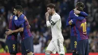Bek Real Madrid, Sergio Ramos, melintas diantara pemain Barcelona pada laga La Liga di Stadion Santiago Bernabeu, Sabtu (2/3). Real Madrid takluk 0-1 dari Barcelona. (AP/Andrea Comas)