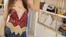 Ayu rela dandan jadi Wonder Woman. Ia mengenakan dress nuansa merah-biru khas Wonder Woman, lengkap dengan headpiece dan boots emasnya. [@mrsayudewi]