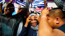 Ilhan Omar bersama pendukungnya merayakan kemenangan putaran pertama pemilihan Distrik Kongres ke-5 di Minneapolis, AS, Selasa (14/8). Wanita 36 tahun kelahiran Somalia ini meninggalkan Tanah Airnya pada 1991. (Mark Vancleave/Star Tribune via AP)