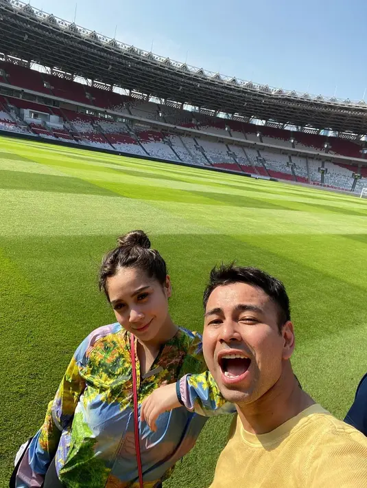 "Aku sampai sekarang males buka handphone pasangan itu gara-gara dia. Dia suka cek HP aku, dan akhirnya aku cek juga HP dia. Padahal kita nggak pengen tahu sesuatu jadi marah kalau nemu yang enggak-enggak," lanjutnya. (Instagram/raffinagita1717)