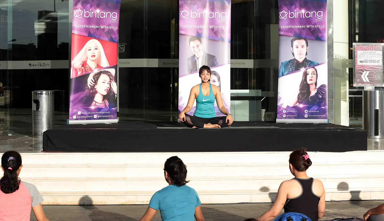 Yoga bersama Bintang.com dipimpin instruktur cantik bernama Rere. Salah satu tenaga pengajar Yoga ternama di daerah Kemang, Jakarta Selatan. Tanpa dipungut biaya.(Deki Prayoga/Bintang.com)
