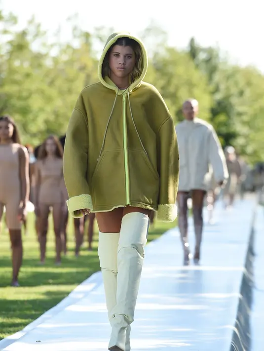 Hadir di konser Justin, Sofia tampil seksi dan mengenakan pakaian tak seperti biasa. Ia memakai celana skinny, sepatu, tas beludru dan crop top hitamnya yang dipadukan dengan jaket sporty berwarna coklat. (AFP/Bintang.com)