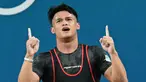 Rizki Juniansyah dari Indonesia melakukan selebrasi setelah memecahkan rekor di cabang olahraga angkat besi kelas 73kg putra selama Olimpiade Paris 2024 di South Paris Arena di Paris, pada 8 Agustus 2024 atau Jumat (9/8/2024) dini hari WIB. (Miguel MEDINA/AFP)