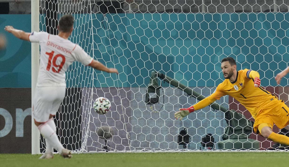 Usaha keras Swiss menyamakan kedudukan berbuah hasil jelang laga babak kedua berakhir. Setelah mengecoh bek Prancis, Mario Gavranovic berhasil memaksa skor berubah menjadi 3-3. (Foto: AP/Pool/Vadim Ghirda)