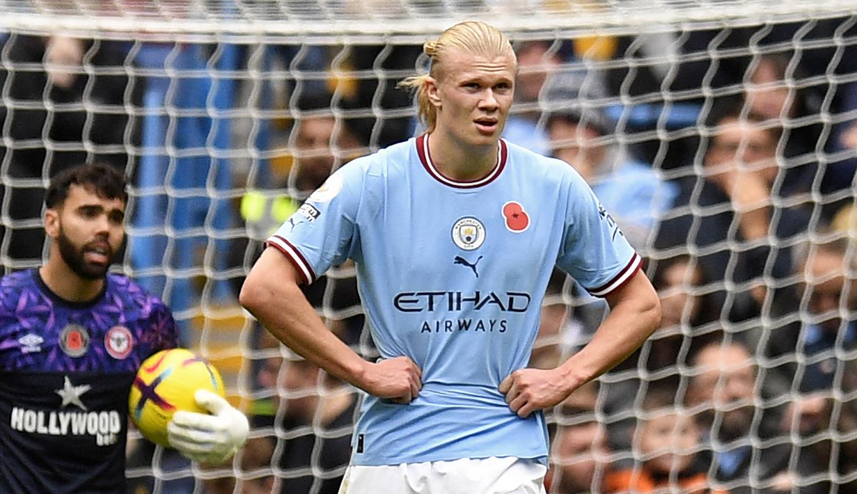 Reaksi kecewa striker Manchester City, Erling Haaland setelah gagal memanfaatkan peluang di depan gawang Brentford pada laga Liga Inggris 2022/2023 di Etihad Stadium, Manchester (12/11/2022). Erling Haaland juga gagal menyumbang gol bagi Mancester City saat takluk dari Brentford 1-2 di Etihad Stadium pada pekan ke-16 meski ia bermain penuh 90 menit. (AFP/Oli Scarff)