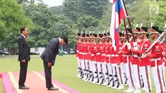 Presiden Joko Widodo (Jokowi)  mendampingi PM Republik Demokratik Rakyat, Laos Thongloun Sisoulith memberikan salam kepada pasukan kehormatan pada upacara kenegaraan di Istana Kepresidenan Bogor, Jawa Barat, Kamis (12/10). (Liputan6.com/Angga Yuniar)