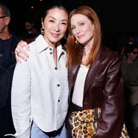 Penampilan Michelle Yeoh dan Jullianne Moore mencuri perhatian di show Bottega Veneta [@juliannemoore]