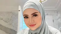 Sebelum mengunggah video lepas hijab, Nathalie Holscher menulis pesan haru untuk putranya, Adzam Adriansyah Sutisna. Ia minta maaf kepada anak. (Foto: Dok. Instagram @nathalieholscher)