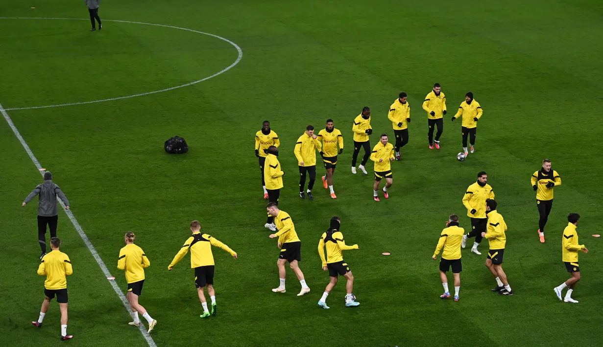 Para pemain Borussia Dortmund saat mengikuti sesi latihan di Stamford Bridge di London (6/3/2023).Duel Chelsea vs Dortmund diprediksi akan berjalan sengit. Borussia Dortmund hanya butuh hasil imbang untuk memastikan ke babak perempatfinal Liga Champions.(AFP/Glyn Kirk)