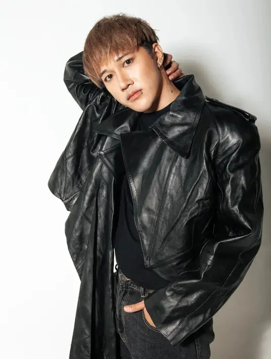 Outfit mereka terbilang cukup kreatif. Meski serba hitam, Dicky Cs membuatnya keren dengan pilihan model serta layer. [Instagram @smash_ina]