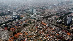 Bangunan dan gedung bertingkat menghiasi tata ruang yang minim akan ruang terbuka hijau (RTH) di Jakarta, Kamis (22/10/2015). Untuk menambah RTH diperlukan anggaran pembebasan lahan tahun ini mencapai Rp 2,234 triliun. (Liputan6.com/Fery Pradolo)