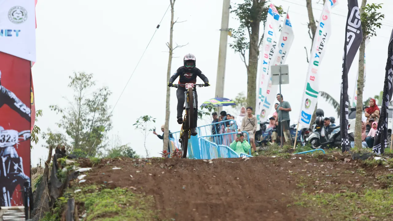 Jadi Agenda Resmi UCI, Ratusan Pembalap dari 7 Negara Adu Nyali di Trek Ekstrem Banyuwangi Ijen Geopark Downhill.