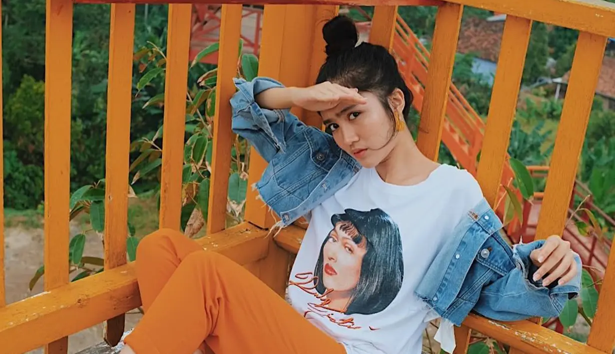 Berparas cantik, wanita kelahiran 1996 ini selalu memukau penggemarnya dengan tampil memesona dan kekinian. Apalagi, Febby Rastanty sering tampil dengan gaya kasuan dengan mengenakan denim. Meski terkesan simpel, pesonanya tetap terpancar. (Liputan6.com/IG/@febbyrastanty)
